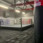 sala do sportów walki z ringiem bokserskim